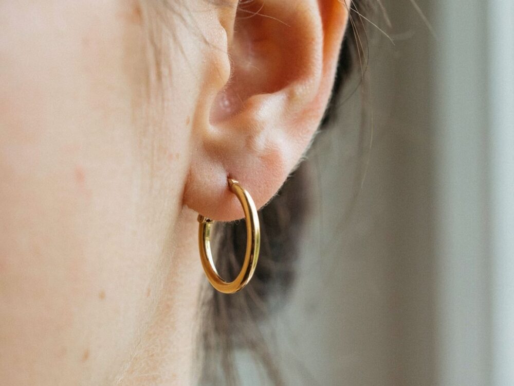 piercing ucha z bliska